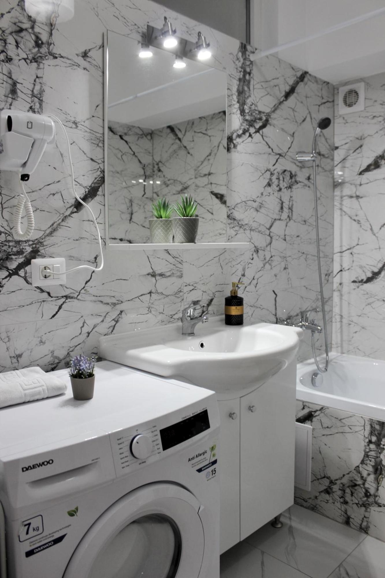 Cozy Apartments In Centre Of Suceava Near Kaufland And University Екстериор снимка